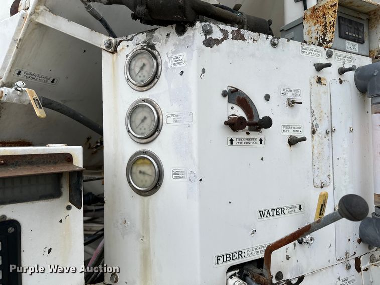 image for item LR9313 2001 Freightliner FL112 volumetric concrete mixer truck