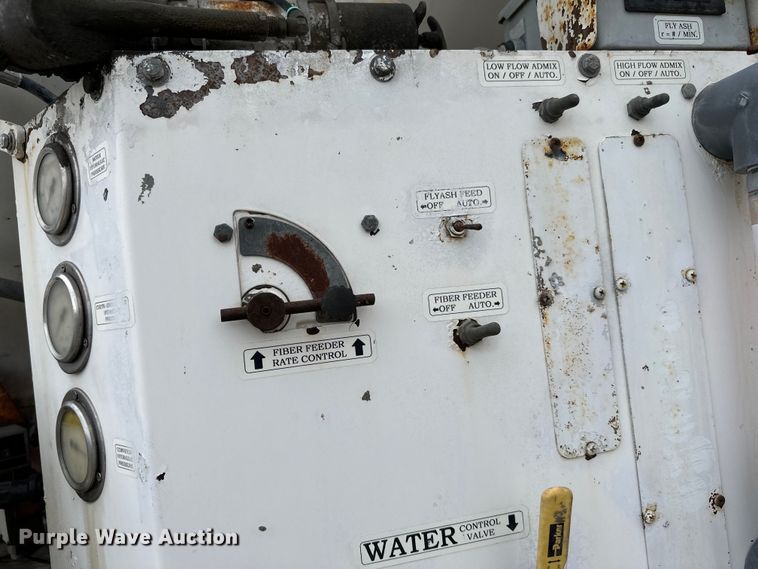 image for item LR9313 2001 Freightliner FL112 volumetric concrete mixer truck