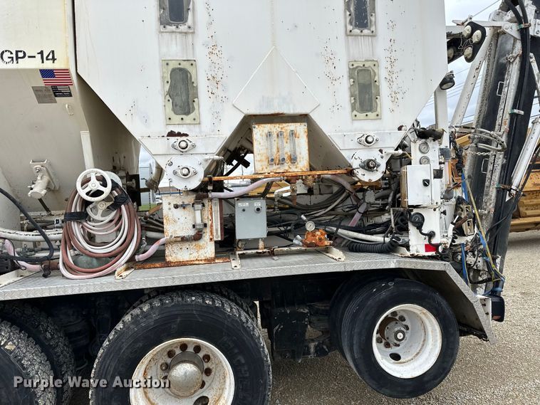 image for item LR9313 2001 Freightliner FL112 volumetric concrete mixer truck