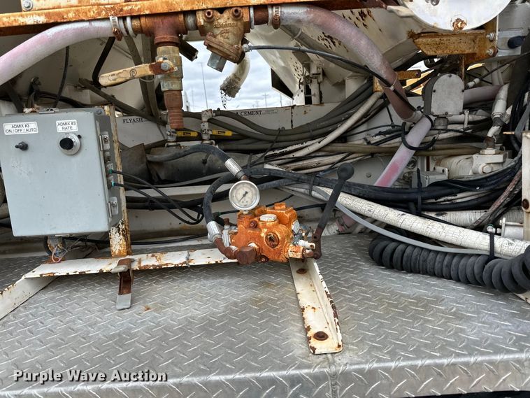 image for item LR9313 2001 Freightliner FL112 volumetric concrete mixer truck