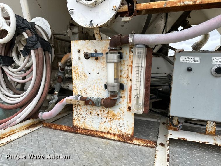 image for item LR9313 2001 Freightliner FL112 volumetric concrete mixer truck