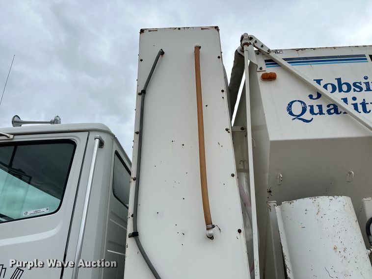 image for item LR9313 2001 Freightliner FL112 volumetric concrete mixer truck