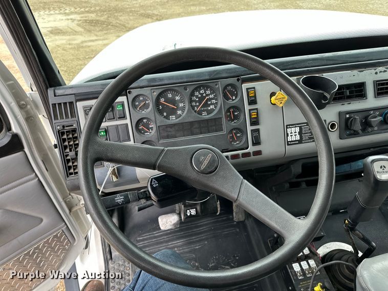 image for item LR9313 2001 Freightliner FL112 volumetric concrete mixer truck