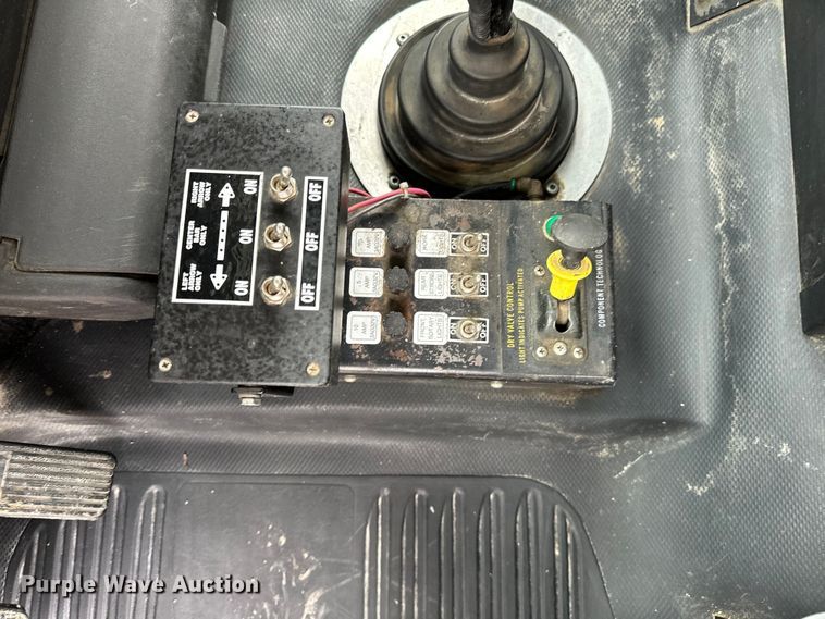 image for item LR9313 2001 Freightliner FL112 volumetric concrete mixer truck