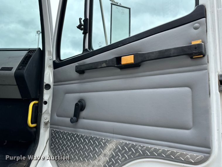 image for item LR9313 2001 Freightliner FL112 volumetric concrete mixer truck