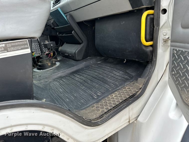 image for item LR9313 2001 Freightliner FL112 volumetric concrete mixer truck