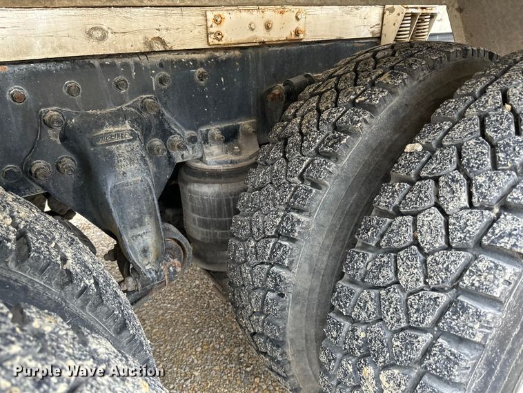 image for item LR9313 2001 Freightliner FL112 volumetric concrete mixer truck