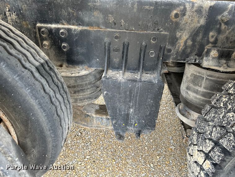 image for item LR9313 2001 Freightliner FL112 volumetric concrete mixer truck