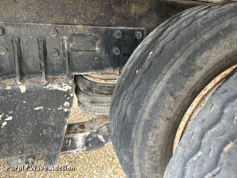 image for item LR9313 2001 Freightliner FL112 volumetric concrete mixer truck