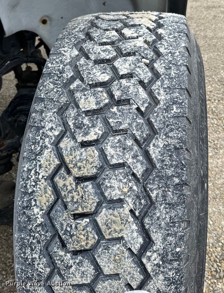 image for item LR9313 2001 Freightliner FL112 volumetric concrete mixer truck