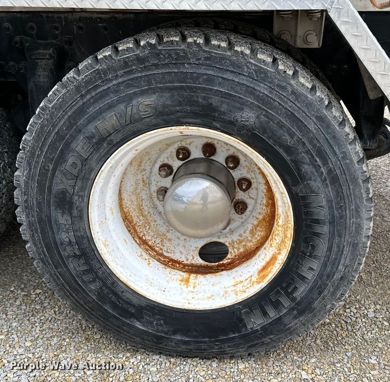 image for item LR9313 2001 Freightliner FL112 volumetric concrete mixer truck