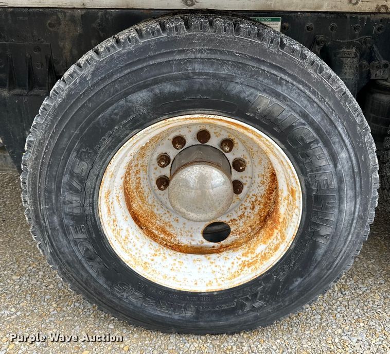 image for item LR9313 2001 Freightliner FL112 volumetric concrete mixer truck