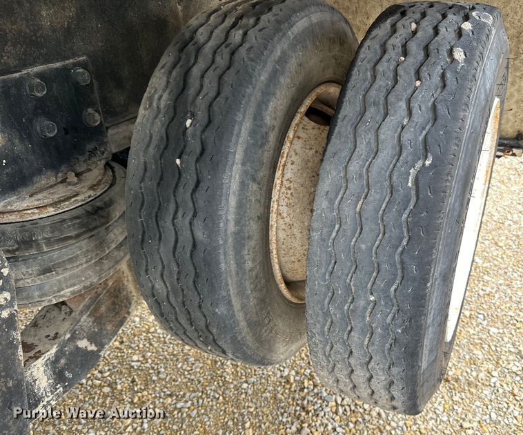 image for item LR9313 2001 Freightliner FL112 volumetric concrete mixer truck