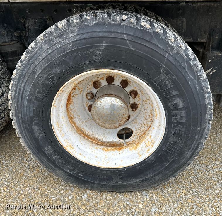 image for item LR9313 2001 Freightliner FL112 volumetric concrete mixer truck