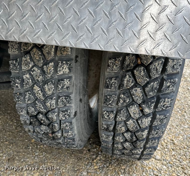 image for item LR9313 2001 Freightliner FL112 volumetric concrete mixer truck