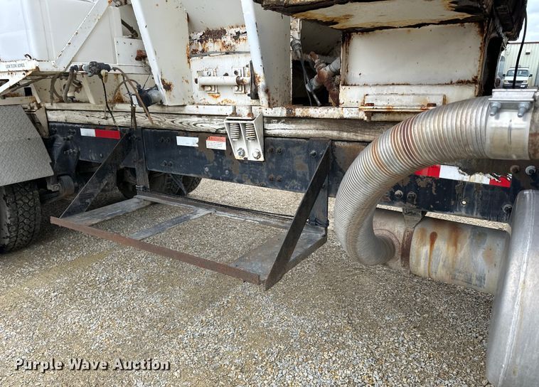 image for item LR9314 2001 Freightliner FL112 volumetric concrete mixer truck