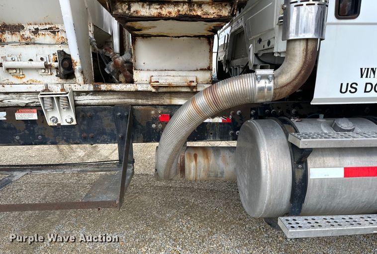 image for item LR9314 2001 Freightliner FL112 volumetric concrete mixer truck