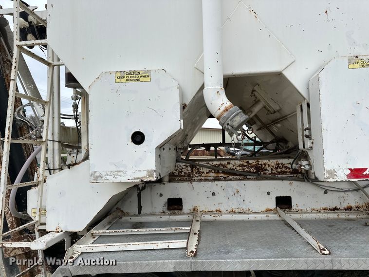 image for item LR9314 2001 Freightliner FL112 volumetric concrete mixer truck