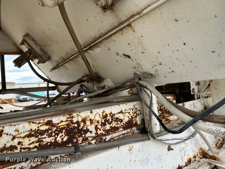 image for item LR9314 2001 Freightliner FL112 volumetric concrete mixer truck