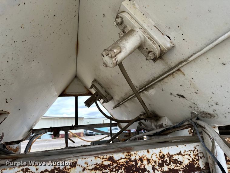 image for item LR9314 2001 Freightliner FL112 volumetric concrete mixer truck