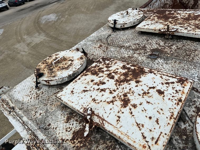 image for item LR9314 2001 Freightliner FL112 volumetric concrete mixer truck