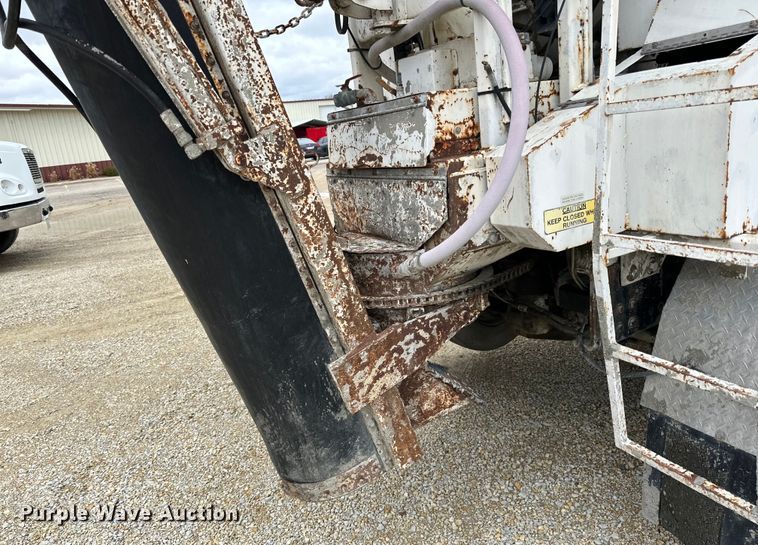 image for item LR9314 2001 Freightliner FL112 volumetric concrete mixer truck