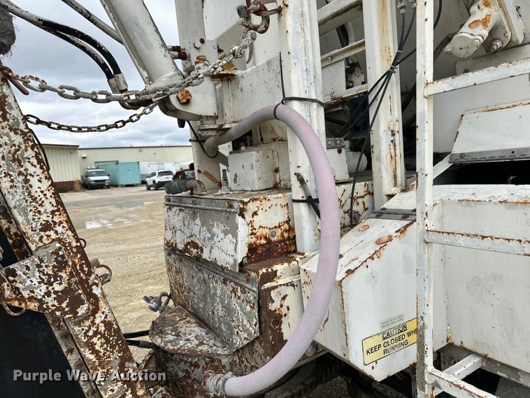 image for item LR9314 2001 Freightliner FL112 volumetric concrete mixer truck