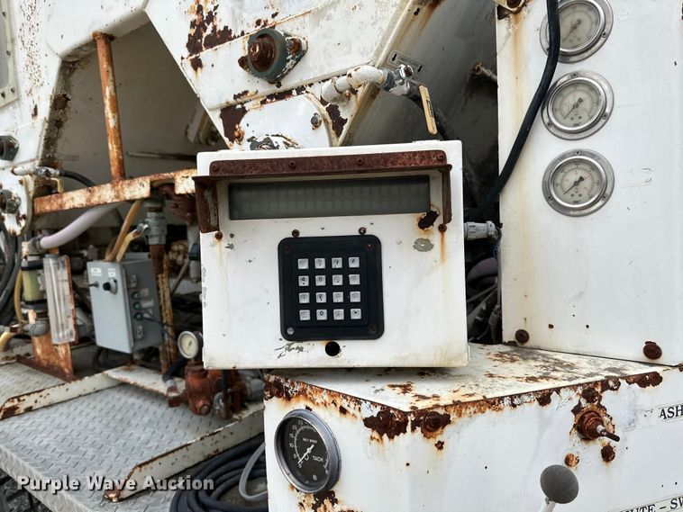 image for item LR9314 2001 Freightliner FL112 volumetric concrete mixer truck