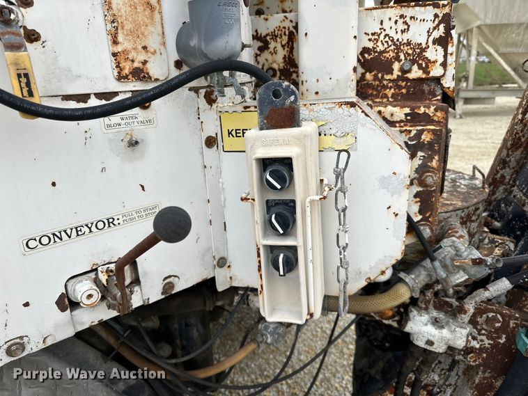 image for item LR9314 2001 Freightliner FL112 volumetric concrete mixer truck