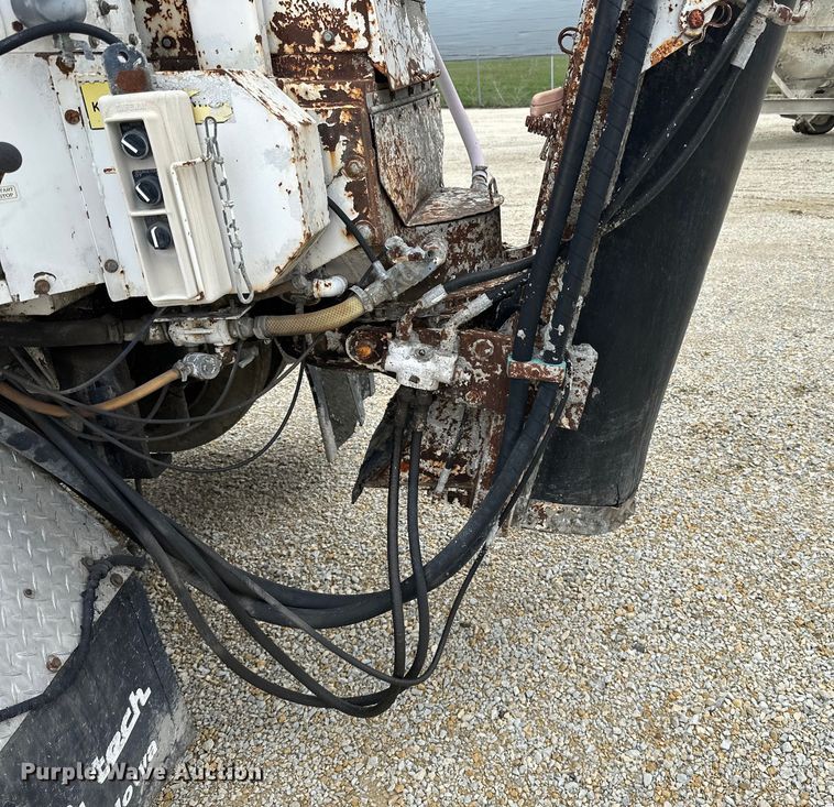 image for item LR9314 2001 Freightliner FL112 volumetric concrete mixer truck