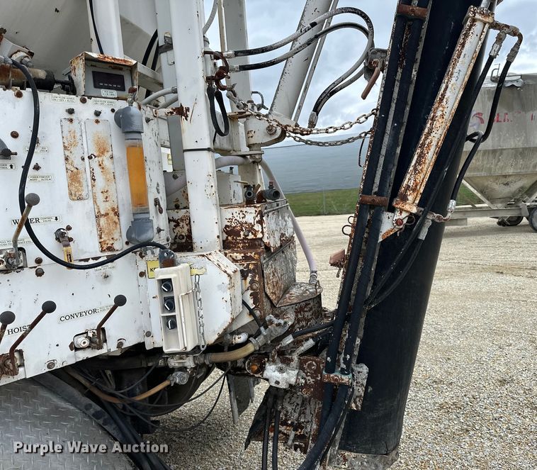 image for item LR9314 2001 Freightliner FL112 volumetric concrete mixer truck