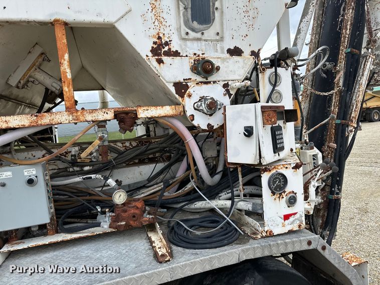 image for item LR9314 2001 Freightliner FL112 volumetric concrete mixer truck