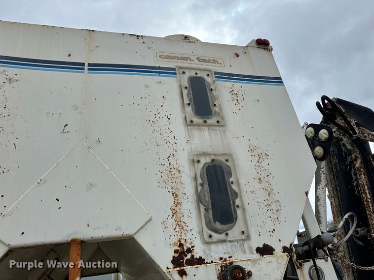 image for item LR9314 2001 Freightliner FL112 volumetric concrete mixer truck