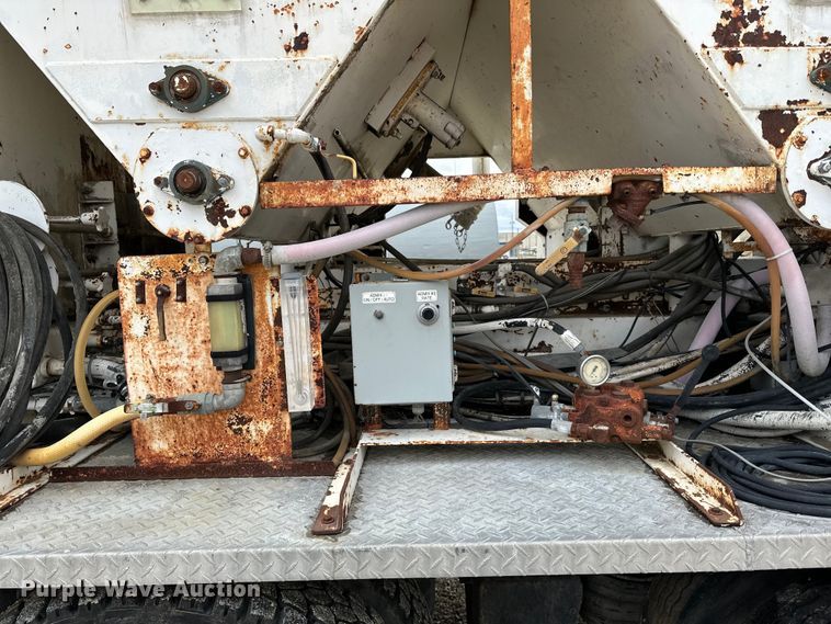 image for item LR9314 2001 Freightliner FL112 volumetric concrete mixer truck