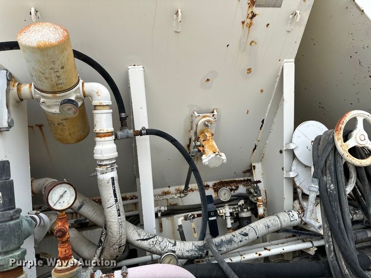 image for item LR9314 2001 Freightliner FL112 volumetric concrete mixer truck