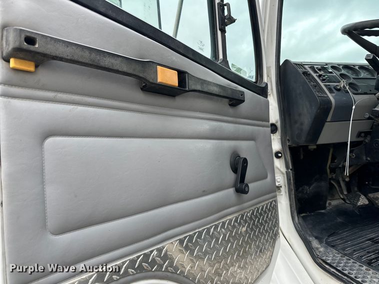 image for item LR9314 2001 Freightliner FL112 volumetric concrete mixer truck