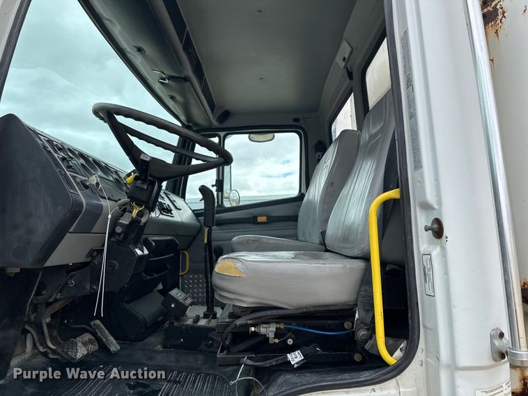 image for item LR9314 2001 Freightliner FL112 volumetric concrete mixer truck