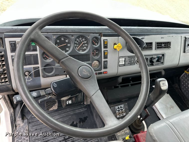 image for item LR9314 2001 Freightliner FL112 volumetric concrete mixer truck