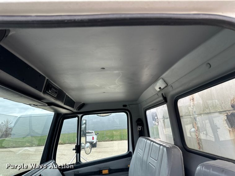 image for item LR9314 2001 Freightliner FL112 volumetric concrete mixer truck