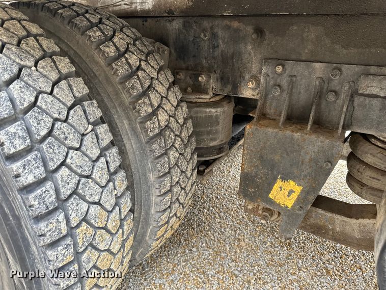 image for item LR9314 2001 Freightliner FL112 volumetric concrete mixer truck