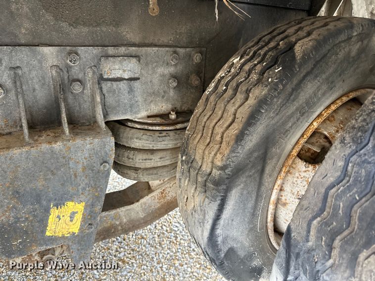 image for item LR9314 2001 Freightliner FL112 volumetric concrete mixer truck