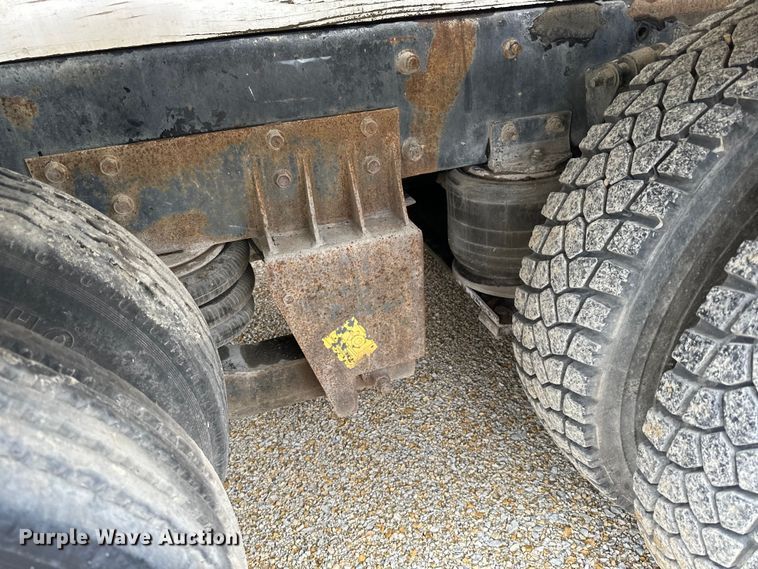 image for item LR9314 2001 Freightliner FL112 volumetric concrete mixer truck