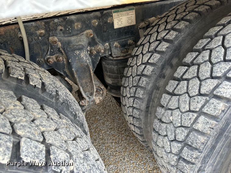 image for item LR9314 2001 Freightliner FL112 volumetric concrete mixer truck