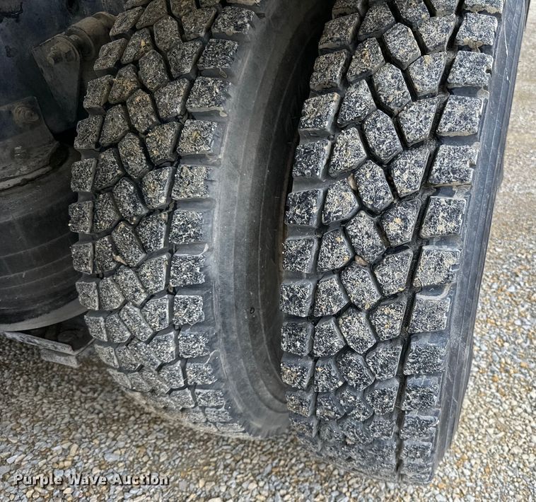 image for item LR9314 2001 Freightliner FL112 volumetric concrete mixer truck