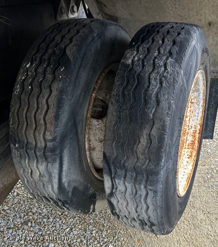 image for item LR9314 2001 Freightliner FL112 volumetric concrete mixer truck