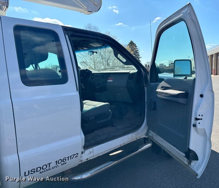 image for item LR9316 2015 Ford  F550 SuperCab bucket truck