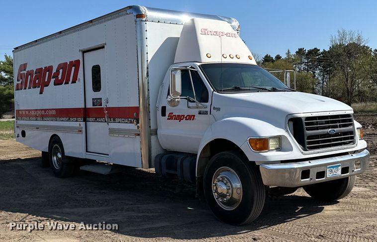 image for item LR9320 2001 Ford  F650 delivery truck