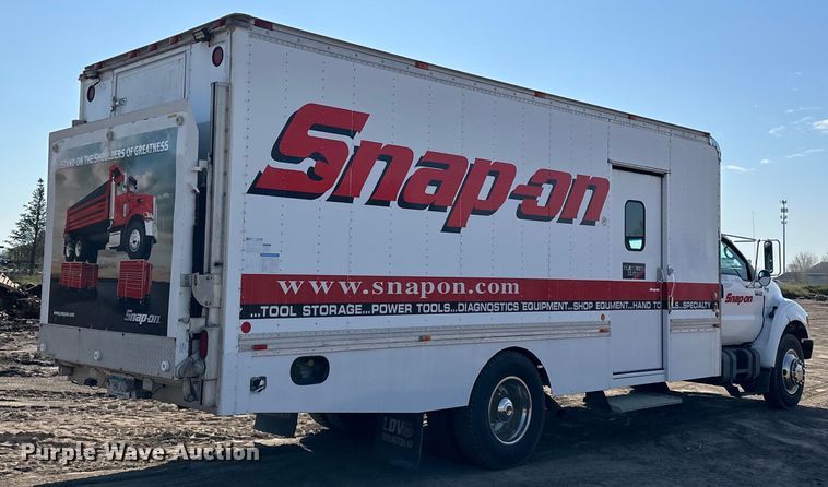 image for item LR9320 2001 Ford  F650 delivery truck