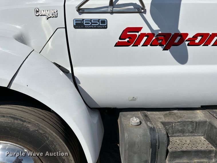image for item LR9320 2001 Ford  F650 delivery truck