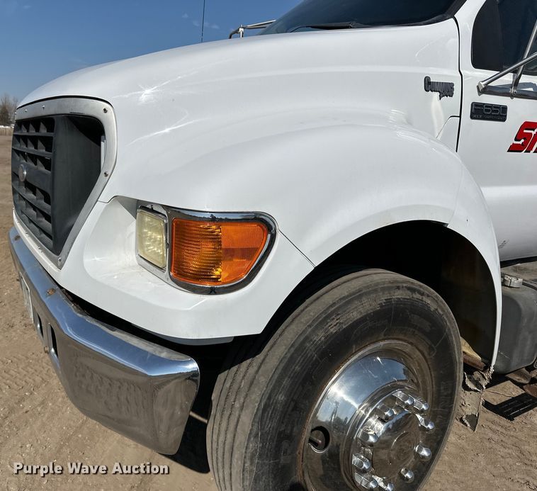 image for item LR9320 2001 Ford  F650 delivery truck